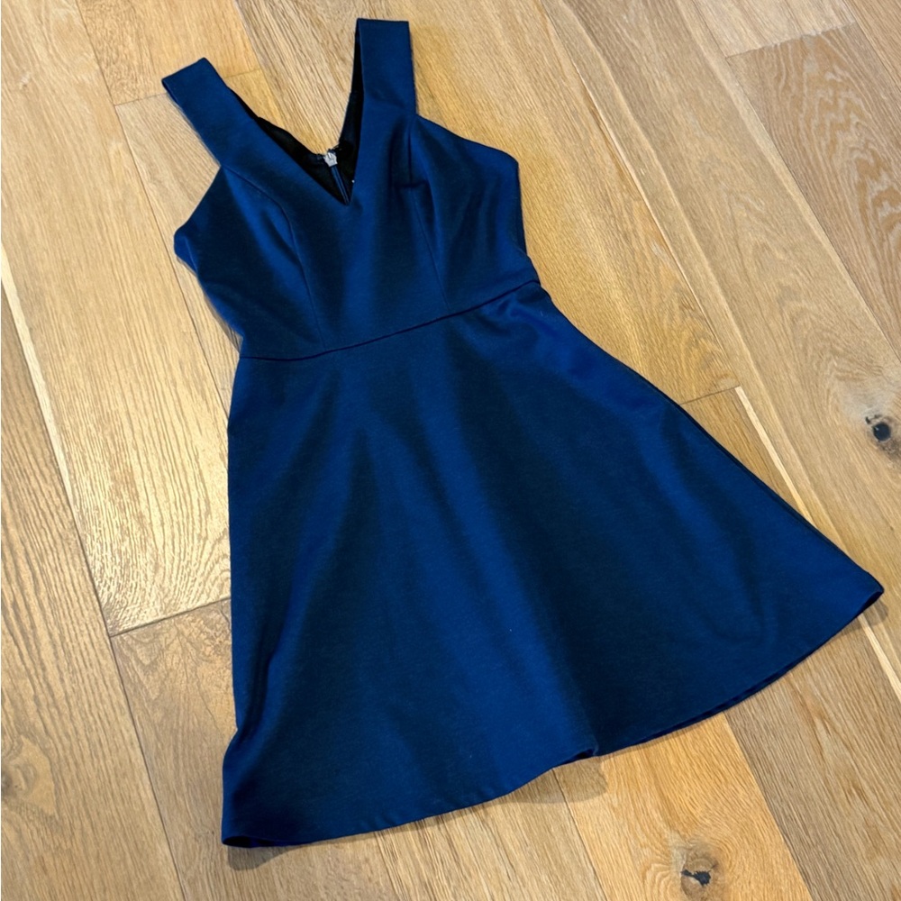 BCBG Navy Blue V-Neck Mini Dress Size 2 Sleeveless Elegant Date Night